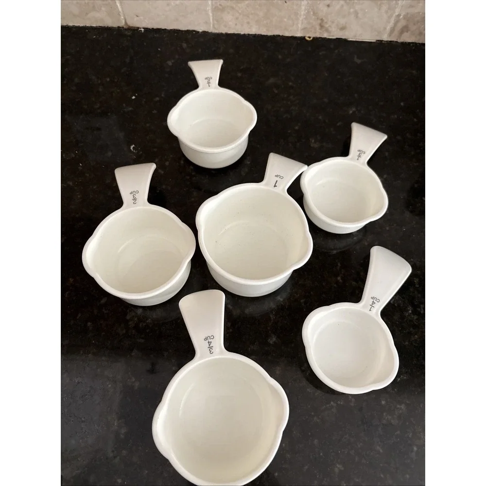 Tupperware Measuring Cups Set of 6 WHITE Curved Embossed Handles MINT